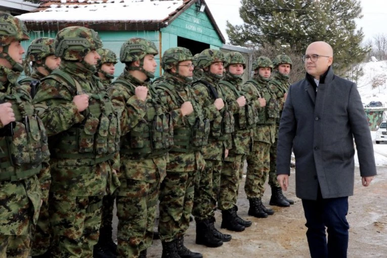 "ZA NJIH NEMA PRAZNIKA! MORAJU DA IZVRŠAVAJU NAJTEŽE I NAJRIZIČNIJE ZADATKE!" Vučević obišao pripadnike Vojske Srbije u Kopnenoj zoni bezbednosti (FOTO)