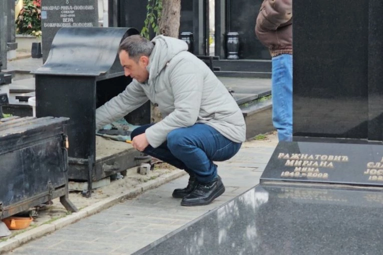 OCA SU MU UBILI SA ARKANOM! Mandin sin prvi stigao na Ražnatovićev pomen! (VIDEO)