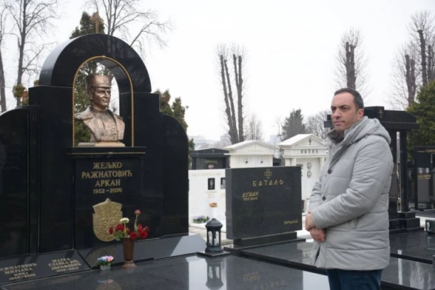 OCA SU MU UBILI SA ARKANOM! Mandin sin prvi stigao na Ražnatovićev pomen! (VIDEO)