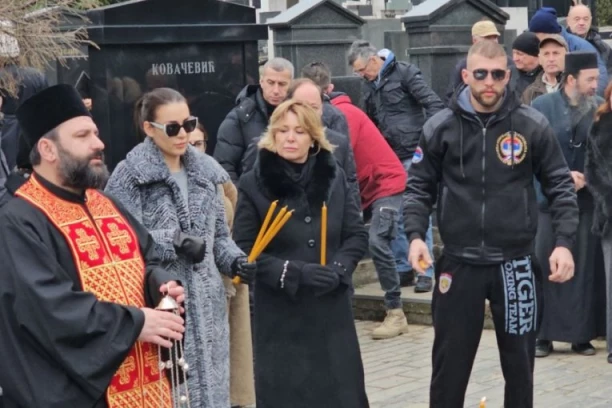 NAJEMOTIVNIJI TRENUTAK NA POMENU ARKANU: Njegova starija ćerka stigla iz Belgije, pa odmah prišla Anastasiji i Veljku!