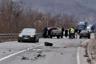 TEŽAK UDES VIŠE VOZILA KOD OVČAR BANJE! Otpao točak, srča po putu, saobraćaj u prekidu! (VIDEO)