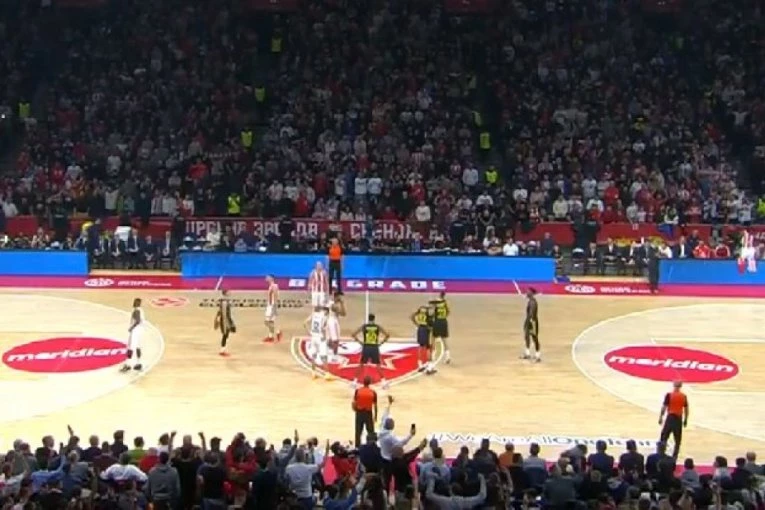 TRESLA SE ARENA: Delije priredile nezaboravnu atmsferu - igrači Fenerbahčea u potpunom čudu! (VIDEO)