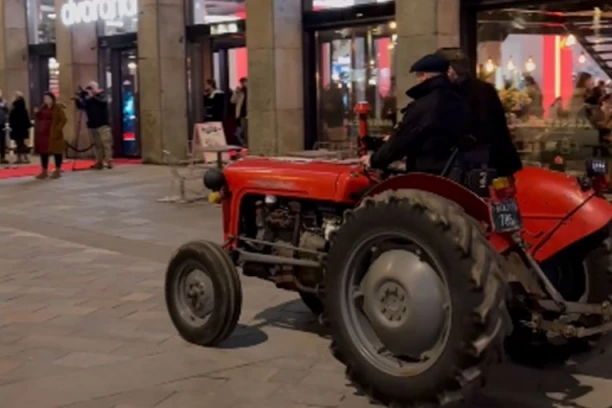 GLUMCI ULETELI TRAKTAROM U MTS DVORANU! Opšti DŽUMBUS na trgu u centru Beograda, naskočili na VOZILO! (VIDEO)