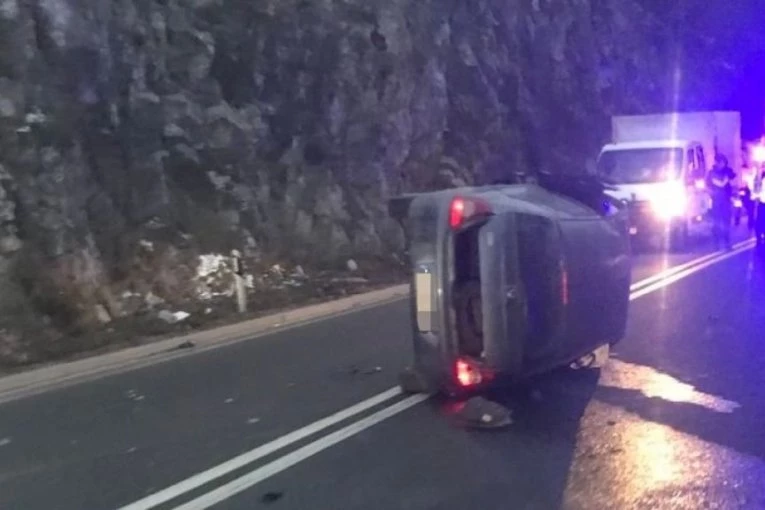 DELOVI AUTOMOBILA SVUDA PO PUTU! Jeziva nesreća kod Užica, vozilo završilo na boku (FOTO)