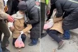 INCIDENT U NOVOM SADU! Demonstranti OBORILI BAKU na pod - gurali je i ponižavali! (FOTO/VIDEO)