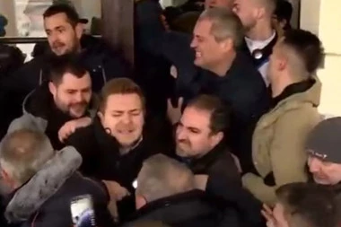 PONOVO ĆE SVE DA DEMOLIRAJU! Opozicija upala u Gradsku kuću u Novom Sadu! NASILJA IMA SVE VIŠE! (VIDEO)