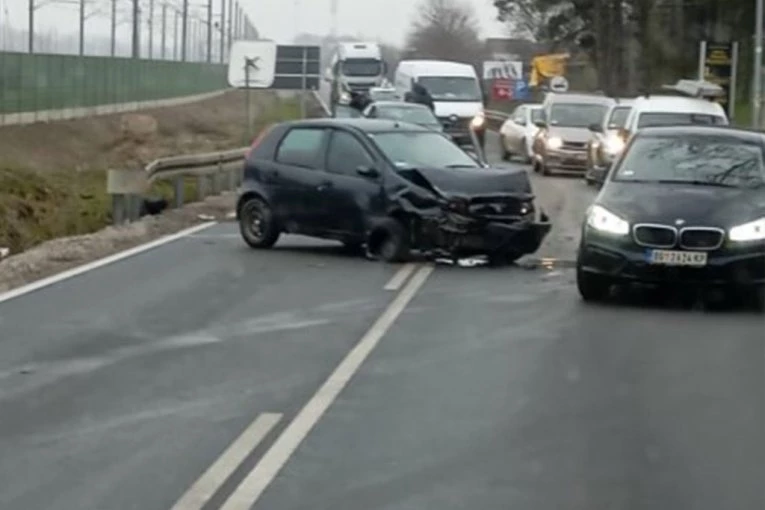 SAOBRAĆAJNA NESREĆA U SREMSKIM KARLOVCIMA! Sudarila se dva automobila, stvara se zastoj! (FOTO)