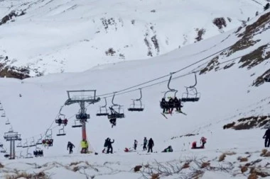 LEŽE NA SNEGU I ZAPOMAŽU: Prvi snimci sa skijališta na kojem je PUKLA ŽIČARA! Povređeno najmanje 30 ljudi, jedna žena u kritičnom stanju (VIDEO)