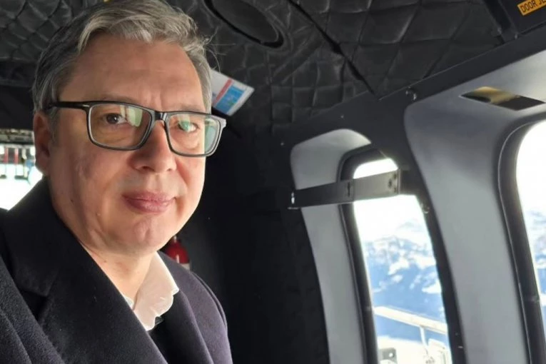 ŽIVELA SRBIJA, VIDIMO SE U JAGODINI! Vučić poslao poruku građanima iz švajcarskog vojnog helikoptera na putu za Davos (FOTO)