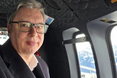 ŽIVELA SRBIJA, VIDIMO SE U JAGODINI! Vučić poslao poruku građanima iz švajcarskog vojnog helikoptera na putu za Davos (FOTO)