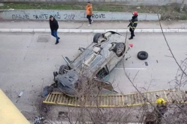 STRAVIČNA SAOBRAĆAJKA U LAZAREVCU! Automobil sleteo sa nadvožnjaka, pa završio na krovu - VOZAČ BIO PIJAN?! (FOTO)