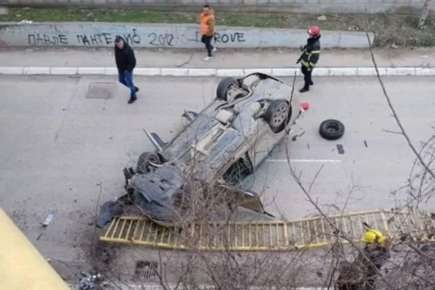 STRAVIČNA NESREĆA U LAZAREVCU! Automobil sleteo sa nadvožnjaka, pa završio na krovu - VOZAČ BIO PIJAN?! (FOTO)