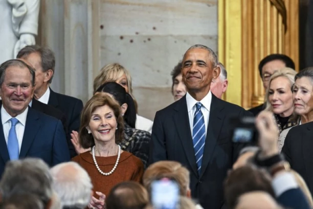 "KAKO OVO DA ZAUSTAVIMO": Profesionalni čitač sa usana otkrio šta su pričali Obama i Buš na INAUGURACIJI DONALDA TRAMPA!