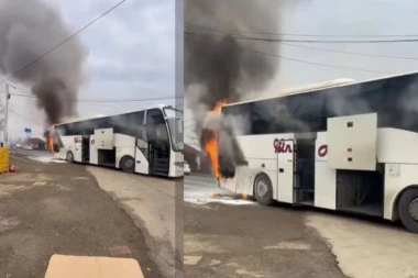 GORI AUTOBUS KOD KRALJEVA: Gust crni dim izbija sa svih strana (VIDEO)