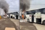 GORI AUTOBUS KOD KRALJEVA: Gust crni dim izbija sa svih strana (VIDEO)