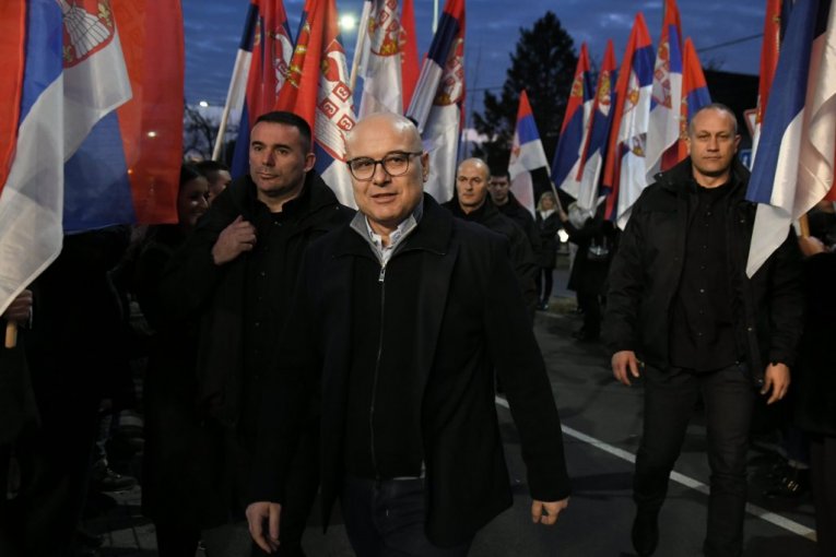 "DALJE RUKE OD NAŠE VOJVODINE, NEĆETE NAM RASTURITI SRBIJU"! Premijer Vučević dočekan ovacijama u Futogu!