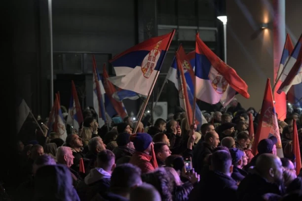 POČEO VELIKI SKUP U JAGODINI! Svi čekaju govor predsednika, VIŠE DESETINA HILJADA LJUDI došlo da podrži Vučića! (FOTO)