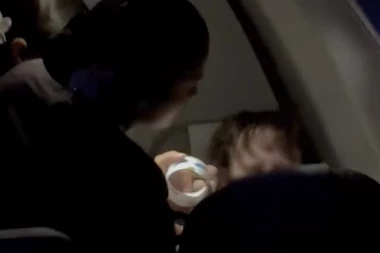 PIJANA ŽENA IZAZVALA HAOS U AVIONU: Osoblje pokušalo da joj selotejpom začepi usta (VIDEO)