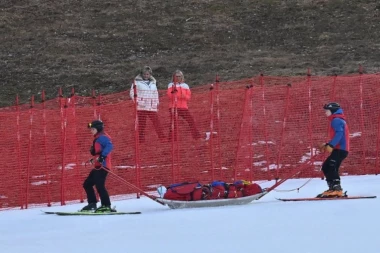 STRAŠNO! Skijašica se zapucala u ogradu, 20 minuta joj pružali pomoć (UZNEMIRIJUĆI VIDEO)