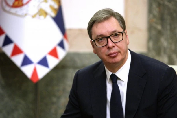 "ON JE MOJ VERNI ČUVAR!" Vučić pokazao psa kog je dobio od patrijarha: Upoznajte Paka! (VIDEO)