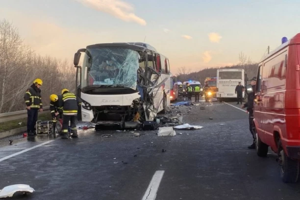 PRVE SLIKE I SNIMCI STRAVIČNE NESREĆE KOD UMKE! Direktno se sudarila dva autobusa, VOZAČ POGINUO NA LICU MESTA! (FOTO, VIDEO)