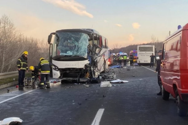 TEŠKA SAOBRAĆAJNA NESREĆA NA OBRENOVAČKOM PUTU! Sudarila se dva autobusa, STRAHUJE SE DA IMA MRTVIH!