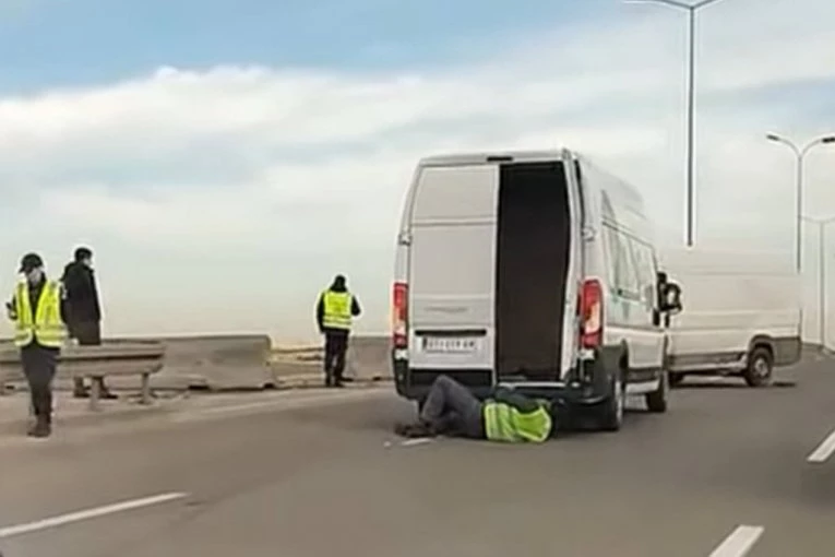 ŽESTOK SUDAR NA PUPINOVOM MOSTU: Kombi probio betonsku barijeru! (VIDEO)