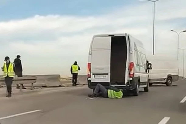 ŽESTOK SUDAR NA PUPINOVOM MOSTU: Kombi probio betonsku barijeru! (VIDEO)