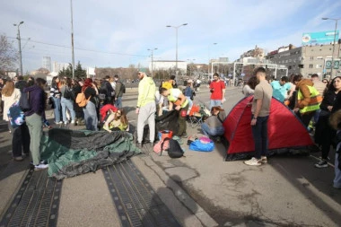 CIRKUS NA AUTOKOMANDI! Žale žrtve uz prase na ražnju, karte, piće, pesmu i trubače