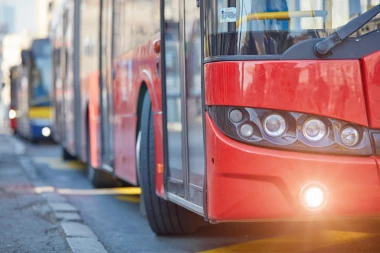 SVE JE POČELO KAO IŽIVLJAVANJE BOGATIH! NERADNICI BLOKIRALI GARAŽU GSP NA NOVOM BEOGRADU: Ne saobraća 130 tramvaja i 150 autobusa!