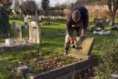 ONO ŠTO ON RADI NA GROBLJU MNOGIMA BI BILO ODVRATNO: Ali zarađuje ogromne pare, ZA GODINU DANA KUPIO KUĆU (VIDEO)