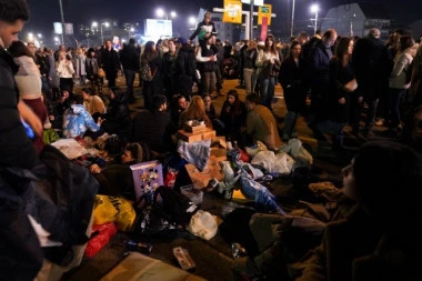 HRVATI NE PRESTAJU SA LIKOVANJEM ZBOG PROTESTA U SRBIJI! Novinar Slobodne Dalmacije huška studente na sopstvenu državu