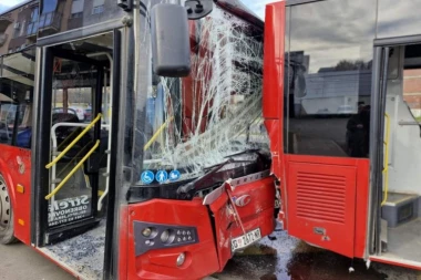 DEVOJKA ISPOD AUTOBUSA VIRILA S ISKRIVLJENIM BOKOM, KRV NA SVE STRANE! Svedok jezivog udesa autobusa na Novom Beogradu: PROMAŠIO ME ZA CENTIMETAR! (VIDEO)