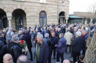 SRBIJA TUGUJE: Danas ispraćamo Praju u legendu - velike gužve na beogradskom Novom groblju! (FOTO GALERIJA)