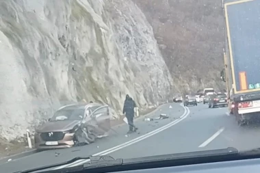 TEŽAK UDES KOD UŽICA! Sudarila se dva vozila, jedno potpuno smrskano: Policija na licu mesta! (VIDEO)