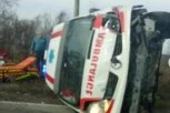 SNIMCI HORORA KOD POŽAREVCA! Kola Hitne pomoći prevrnuta na stranu, vozač automobila na mestu poginuo (FOTO)