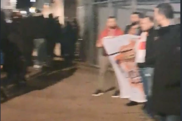 NEMA PREDAJE! Navijači Crvene zvezde poneli POSEBNU ZASTAVU (VIDEO)