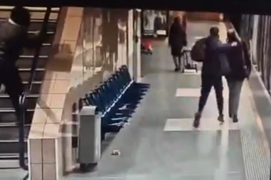 HOROR NA STANICI METROA: Ubo čoveka nožem u vrat, nakon što je u prolazu slučajno naleteo na njega (VIDEO)