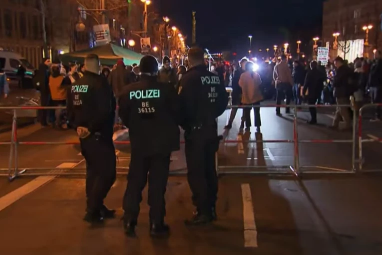 "MERC MORA DA IDE" Masovni protesti u Berlinu zbog saradnje CDU sa Alternativom za Nemačku (VIDEO)