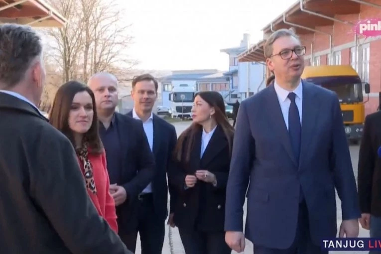 ZEMLJA MORA DA SE RAZVIJA I DA IDE NAPRED! Vučić u Rasinskom okrugu: Nemojte da vas lažu, pokazali smo da Srbija može da se gradi! (VIDEO)