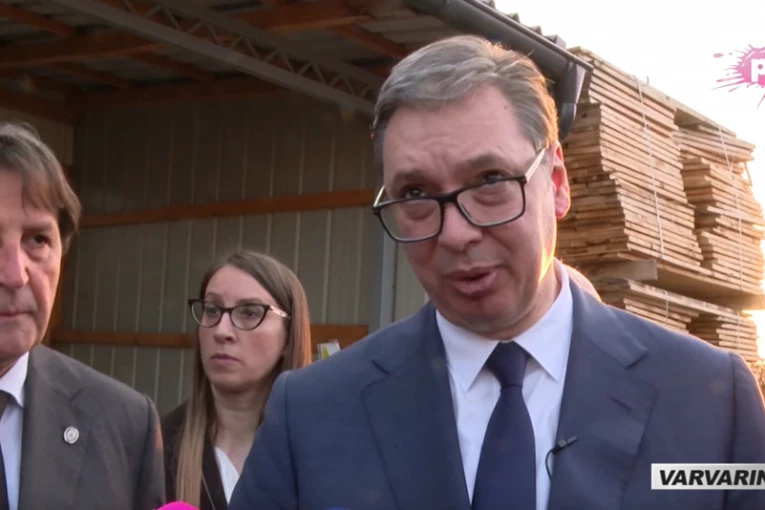 VUČIĆ U RASINSKOM OKRUGU! Predsednik obilazi pogon za proizvodnju nameštaja: "Ono što sam obećao, to će biti ispunjeno"! (FOTO)