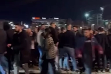 SVE JE SPREMNO ZA SPEKTAKL! Navijači Partizana u velikom broju pristižu u Arenu! (VIDEO)