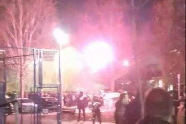 HAOS PRED DERBI, PUCAJU TOPOVSKI UDARI, LETE BAKLJE ISPRED ARENE: Sukob grobara i delija, policija intervenisala (VIDEO)