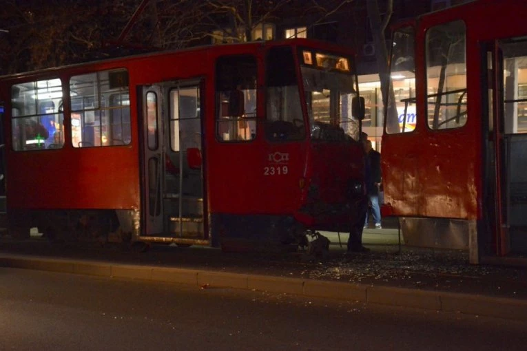 PRVE SLIKE UŽASA NA BULEVARU! Sudarili se tramvaji, Hitna ukazuje pomoć pomaže povređenima! LOM NA SVE STRANE! (VIDEO/FOTO)