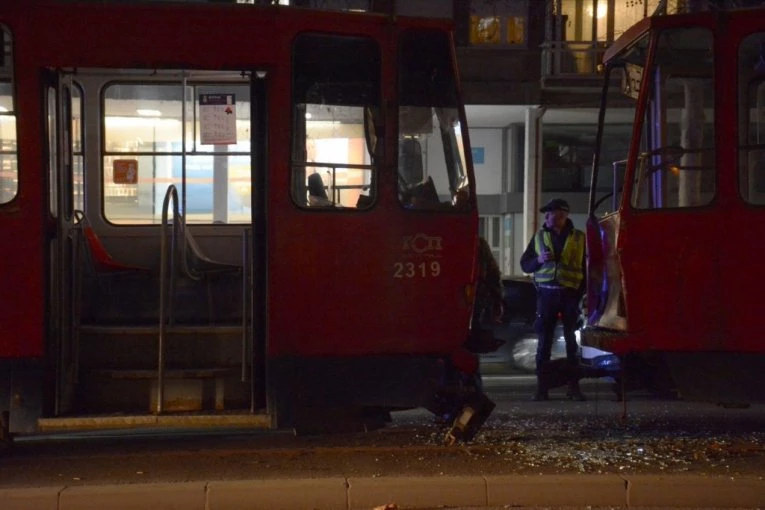 "ZAČUO SE JAK UDARAC I LOMLJENJE STAKAKLA"! Očevidac o stravičnom sudaru tramvaja na Bulevaru! (VIDEO/FOTO)