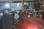 GORI NA ISTOKU ARENE: Policija stala između grobara i delija, ali to neke nije sprečilo da prave haos (VIDEO)