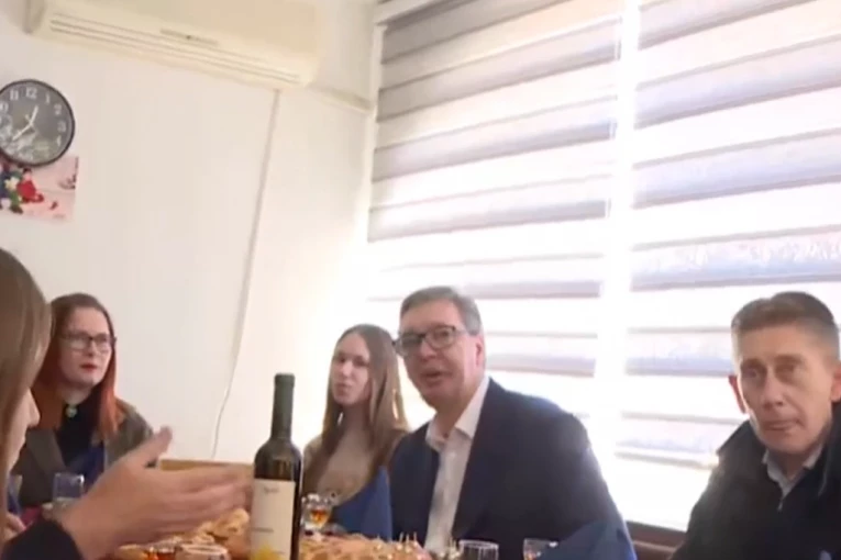 VUČIĆ U DOMAĆINSTVU SAVKOVIĆA U ALEKSANDROVCU: Kod pravih srpskih domaćina za trpezom razgovara se o najvažnijim temama (VIDEO)