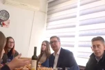 VUČIĆ U DOMAĆINSTVU SAVKOVIĆA U ALEKSANDROVCU: Kod pravih srpskih domaćina za trpezon razgovara se o najvažnijim temama (VIDEO)