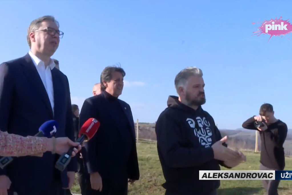 IZABRAN SAM DA NE DOZVOLIM DA SRBIJOM UPRAVLJA ULICA! Vučić iz Aleksandrovca: Čim je krenula napred, od‌jednom je napadnuta spolja (VIDEO)