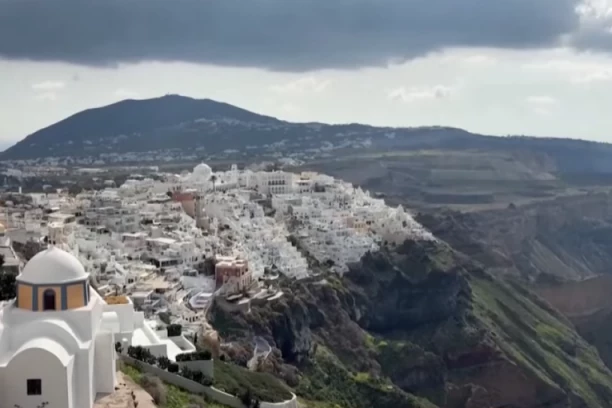 NOVI ZEMLJOTRES POGODIO SANTORINI: Počela velika evakuacija stanovništva i turista (VIDEO)